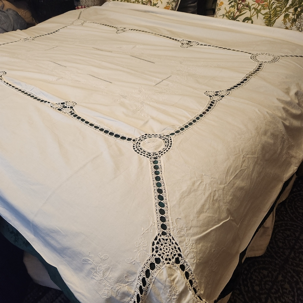 BEAUTIFUL VINTAGE WHITE EMBROIDERED CROCHET LACE COTTON  TABLECLOTH/BEDSPREAD